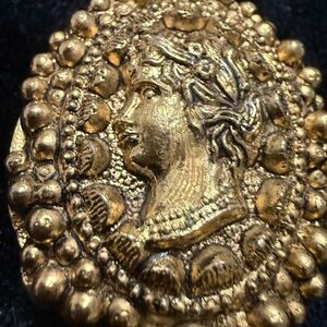 Elegant Gold Pendant Necklace